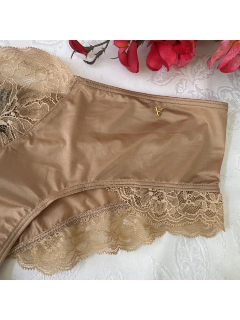 VICTORIA'S SECRET M DREAM ANGELS NUDE GOLD SILKY & LACE CHEEKY THONG PANTIES NWT